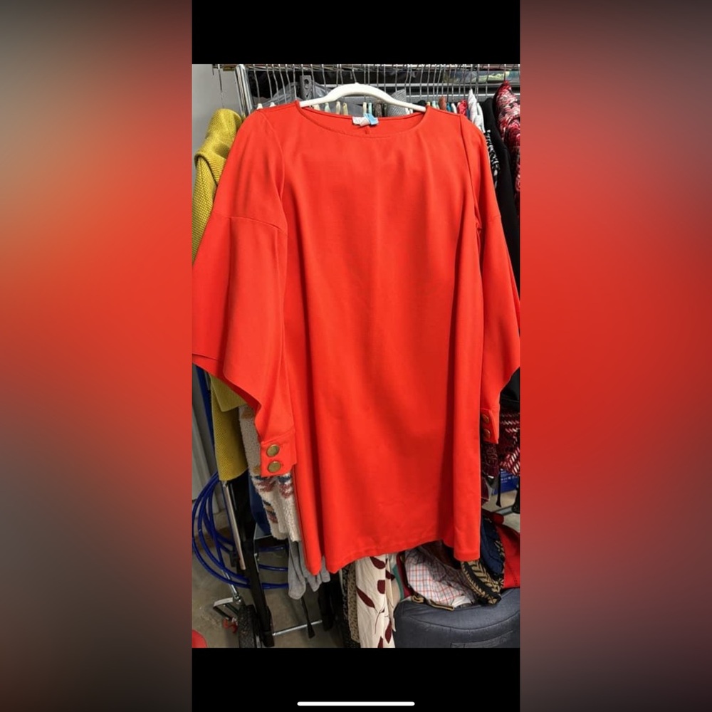 Cute dress with open cut on sleeves